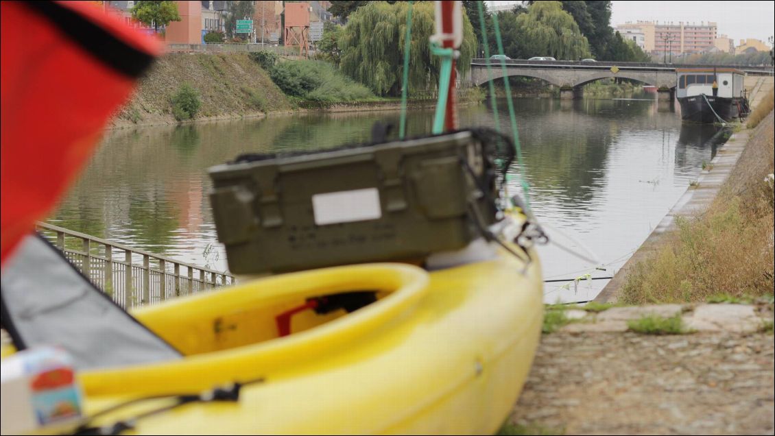 Et au milieu coule une rivière.