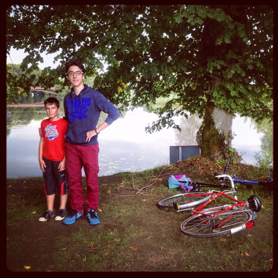 Barrage de Fillé. Le lendemain je souhaite passer par la rivière et non le canal. Ces jeunes pêcheurs me donnèrent un coup de main pour transporter mes affaires de l'autre côté du barrage sur la plage.