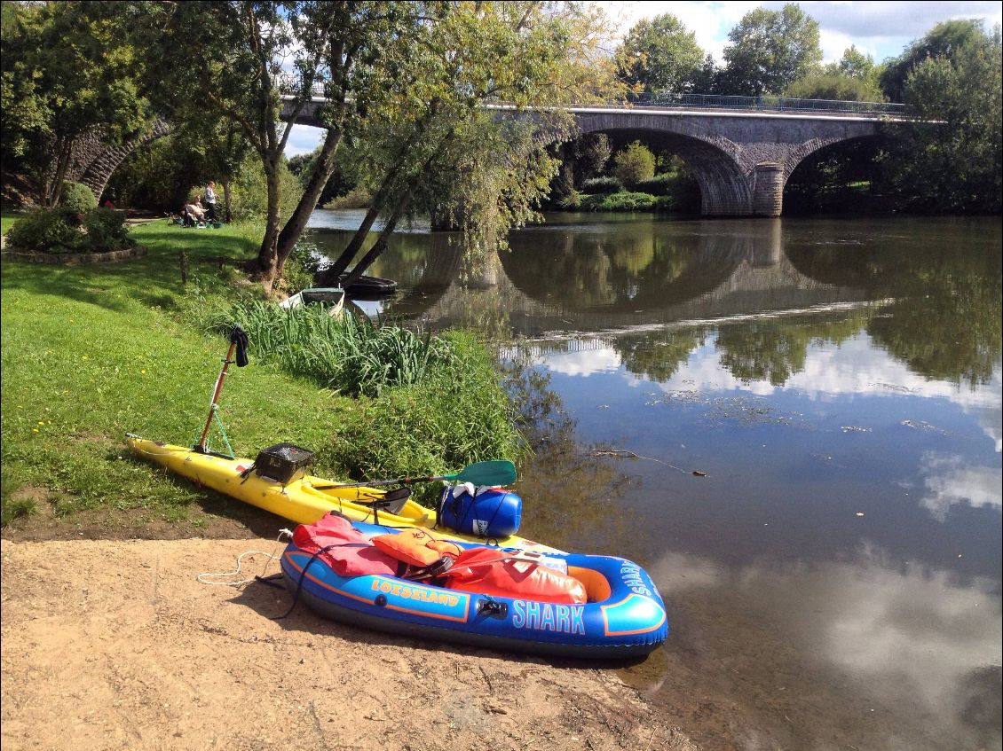 Le pêcheur me garda gentiment mes affaires pendant ma visite/pause à Roézé-sur-Sarthe.