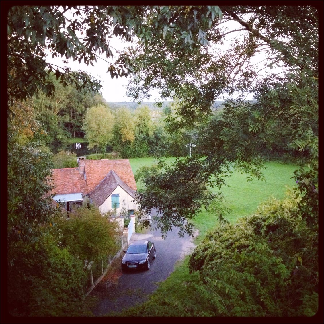 A l'entrée de Fercé. Au fond, la Sarthe.