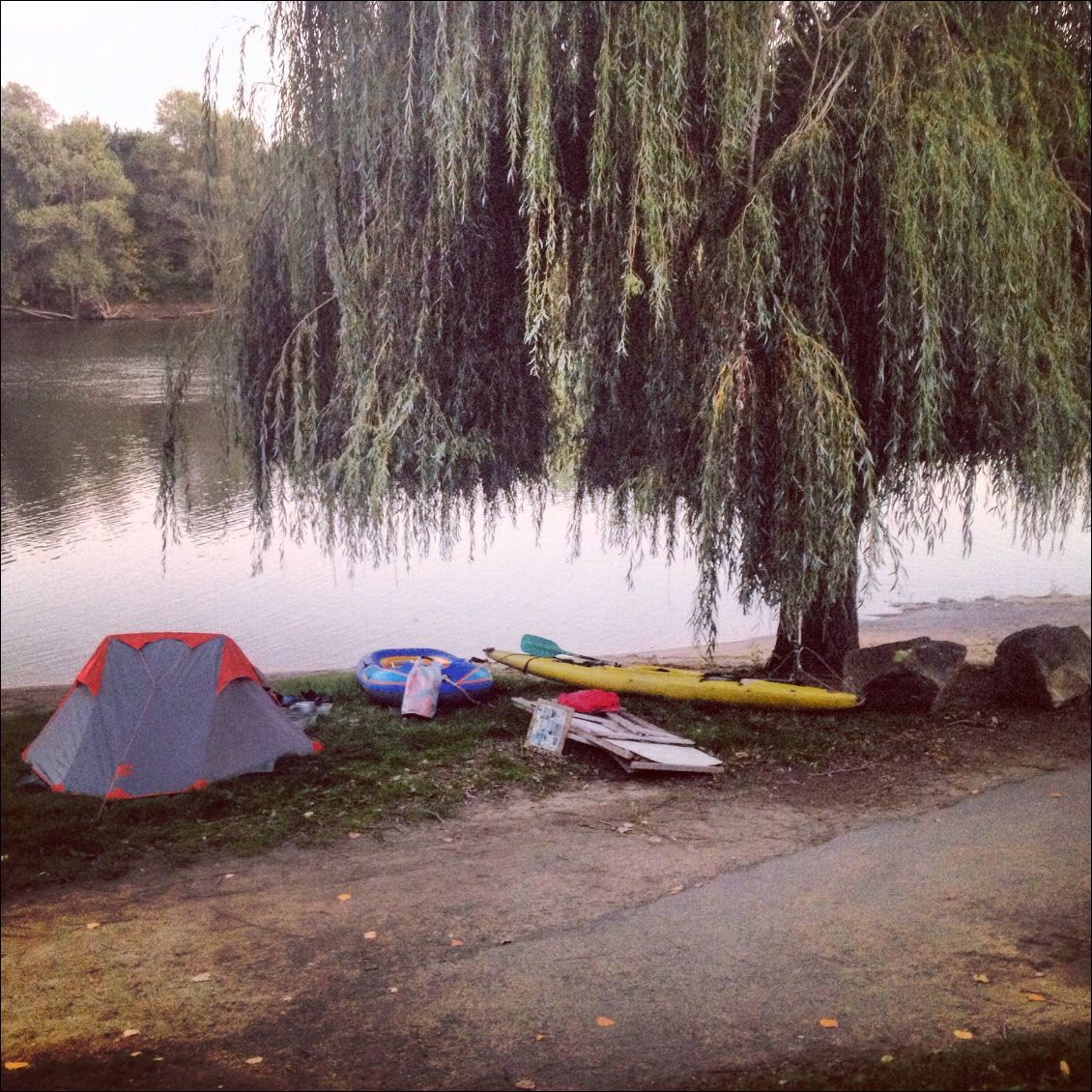 Je monte le bivouac au club nautique de Bouchemaine.