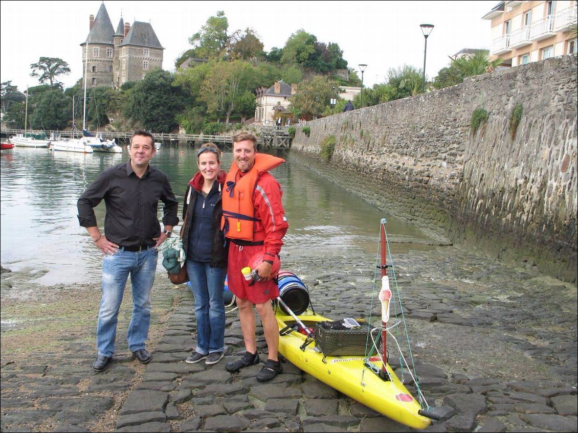 Christophe Mazaut, le directeur de la Fraiseraie, Virginie et moi devant la Fraiseraie et le château de Pornic.