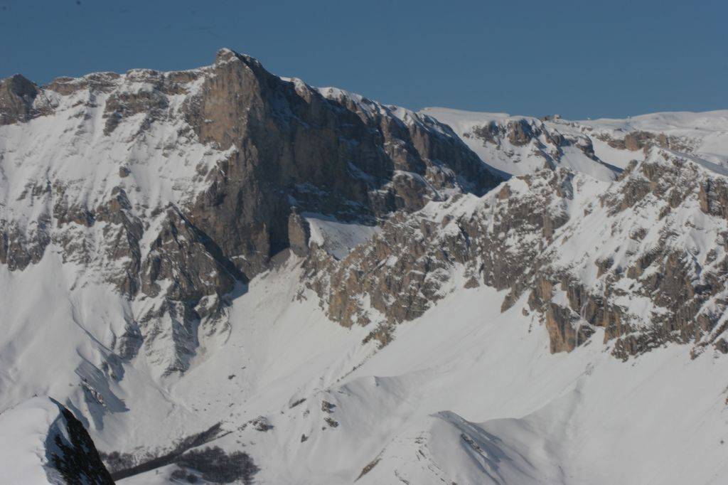 En regardant vers l'ouest, c'est la paroi imposante du Pic de Bure (2709 m) qui dresse son pilier oriental de 550 m de dénivelé.