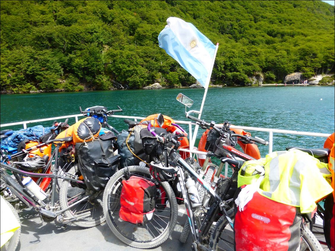 Embarquement sur le lac Desierto