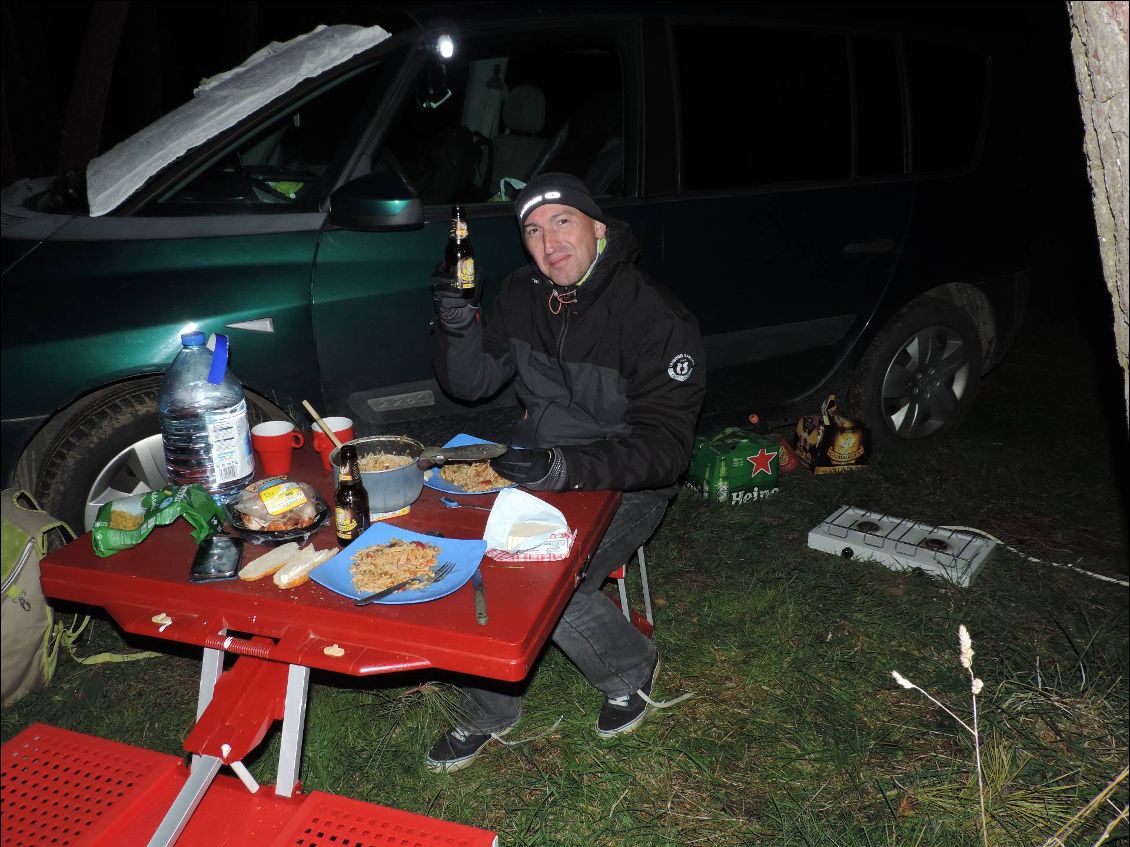 une bonne petite bière pour se réchauffer. Dans ce camping,j'ai passé environ 20 minutes sous la douche tellement l'eau était bonne. Et puis vu le prix que le camping faisait pour la lavage et séchage des affaires, c'était normal que j'en profites! ;-)