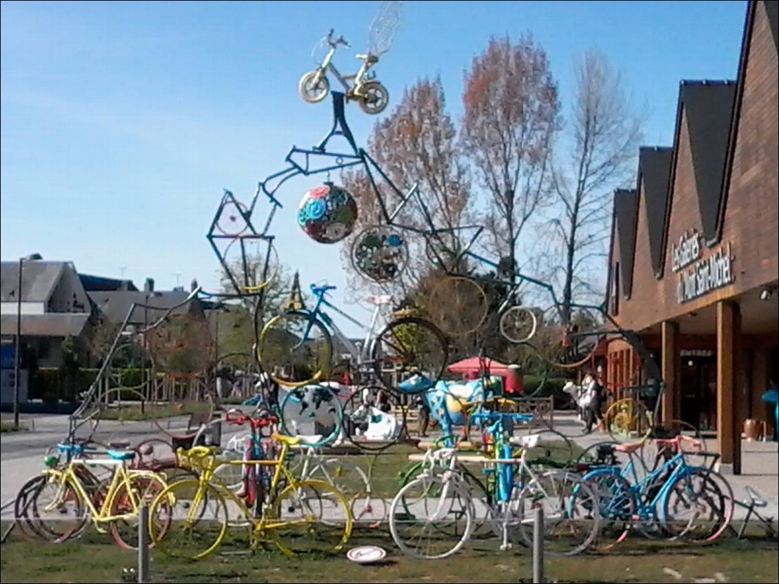 Tetris de vélos à Beauvoir à côté du Mont