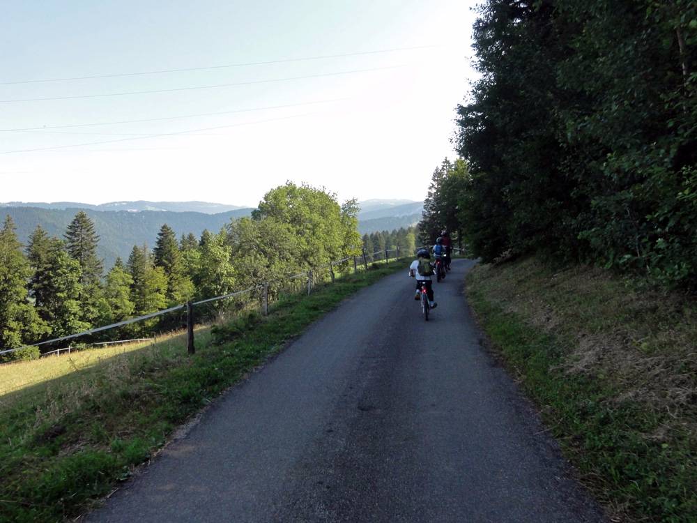 La descente depuis le Creux-du-Van vers Travers.