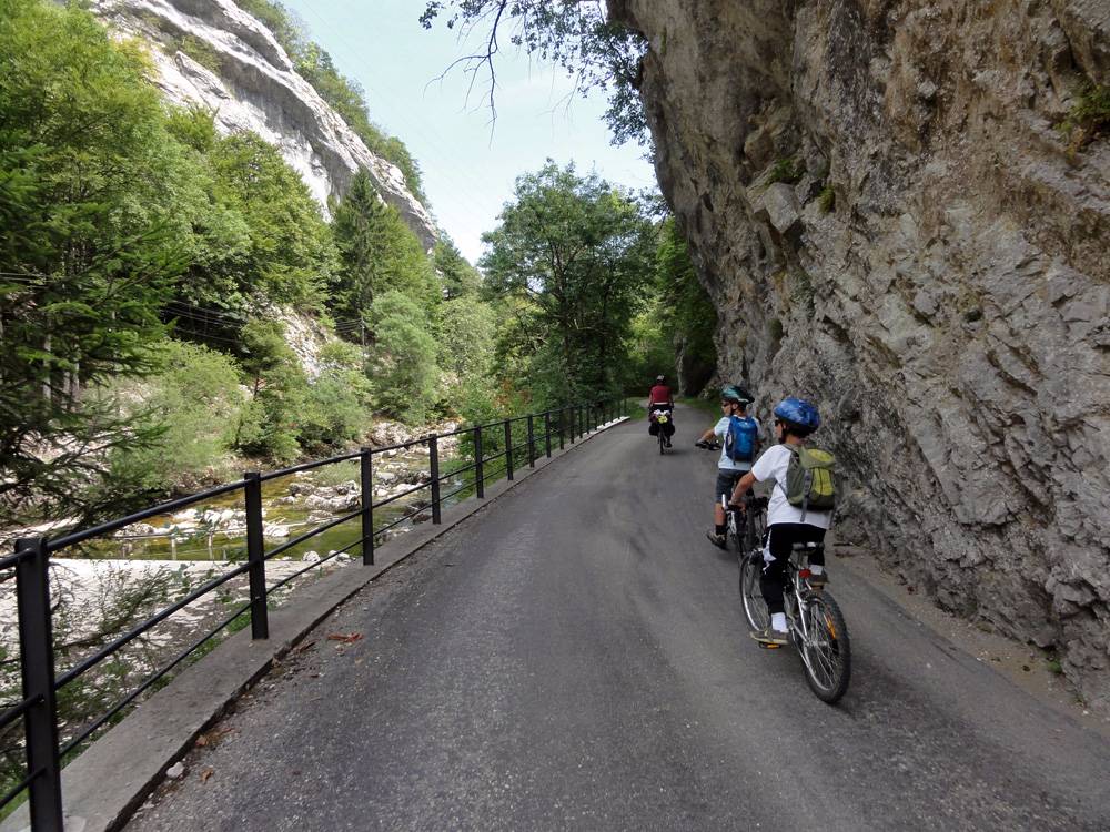 Belle route sans trafic dans les gorges de l'Areuse.