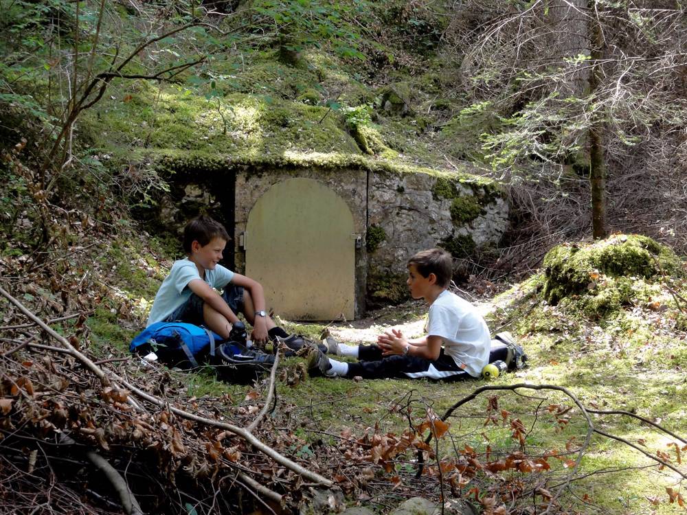 Deux Hobbit devant la porte de la montagne?