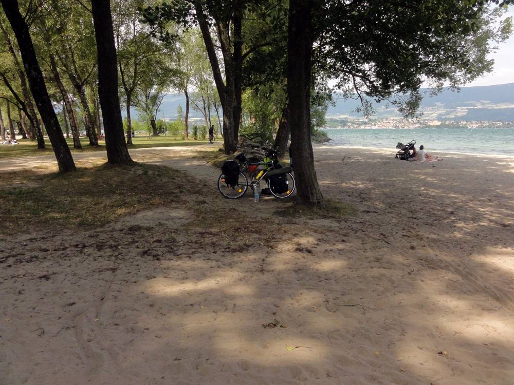 Nous avons comme voisin de serviette de plage un autre cyclo, un vrai, au long cours, bien équipé!