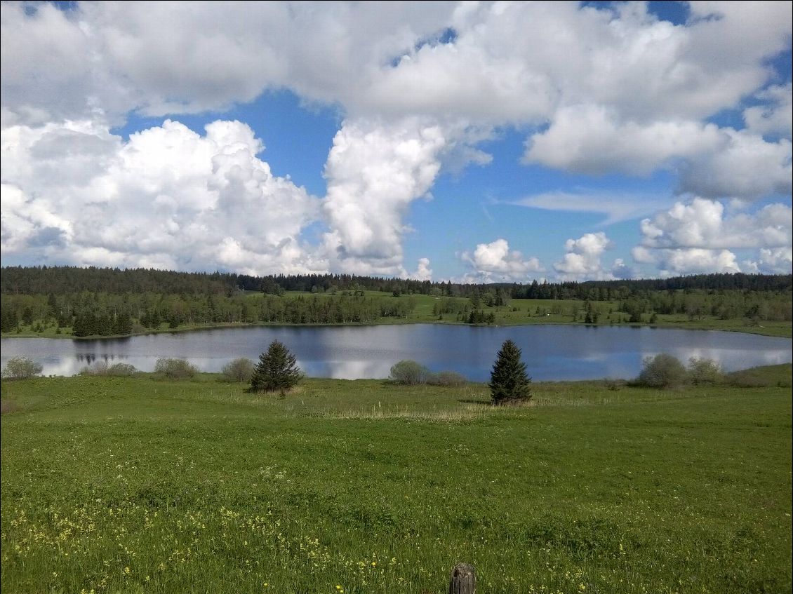 Le lac des Mortes vers la Chapelle des bois.