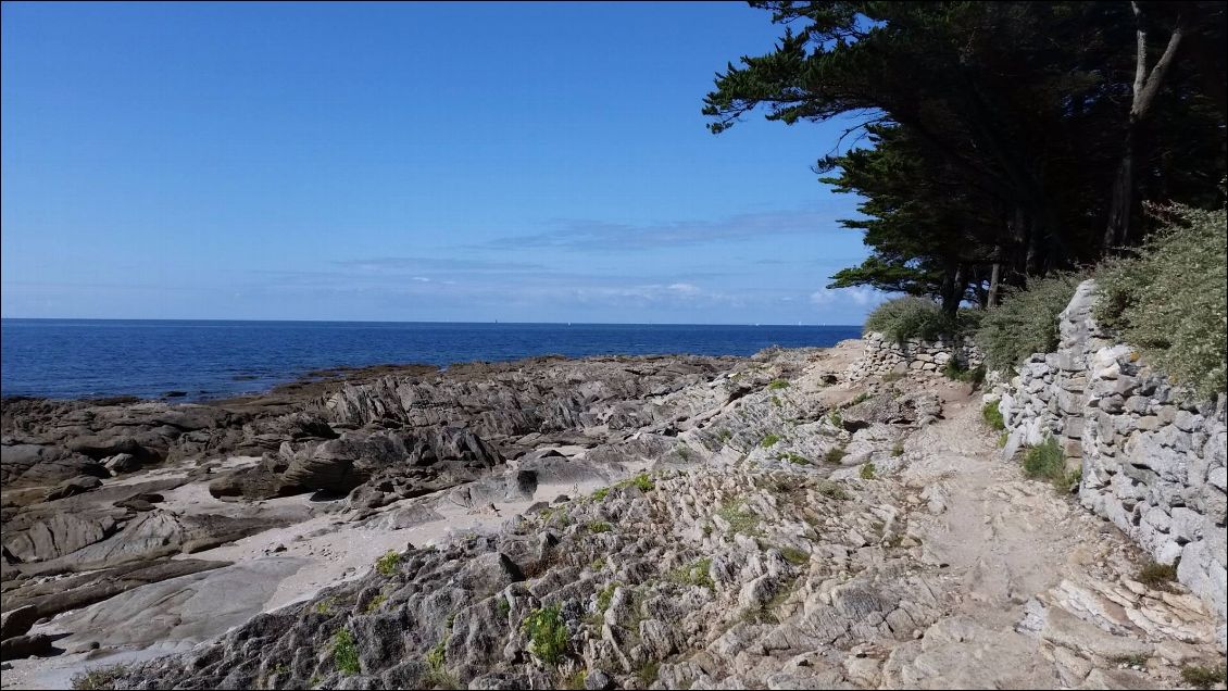 Un sentier parfois sur rocher