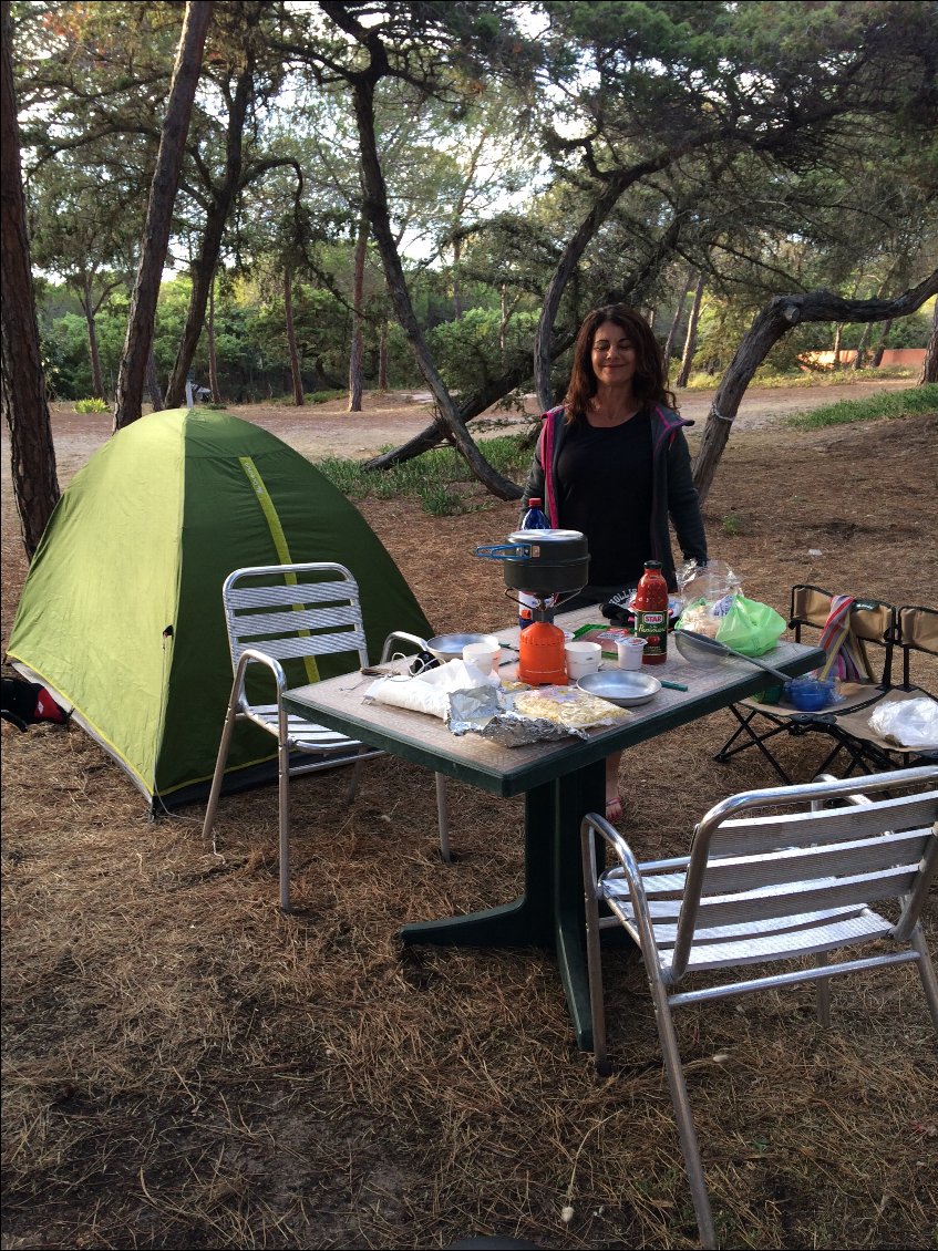 Notre bivouac option grand luxe une table et deux chaise pasta partie .en résumé lundi toujours ce vent violent de face mais on ne s est pas fait avoir on a tout fait en marche arrière 77kms et 900 de d+