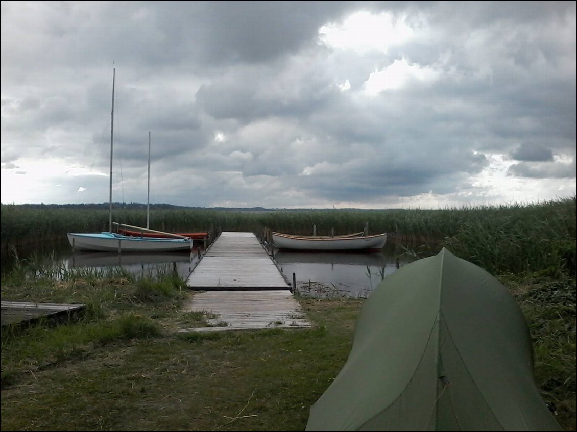 Petit bivouac bien sympa au bord du lac Arreso où 3 charmantes retraitées en villégiature m'ont offert un verre de vin rouge et une conversation en franglish.