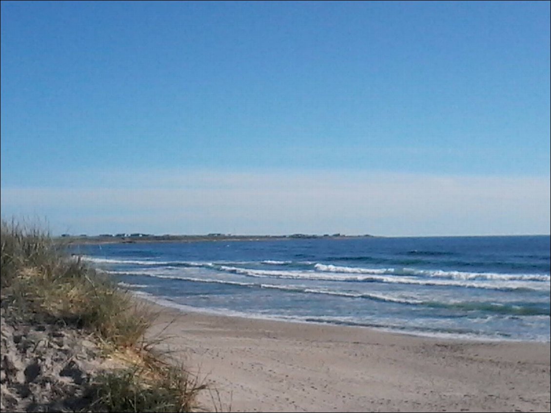 Vous imaginiez la Norvège comme ça ?
Longue plage de sable avec des surfeurs à l'eau .