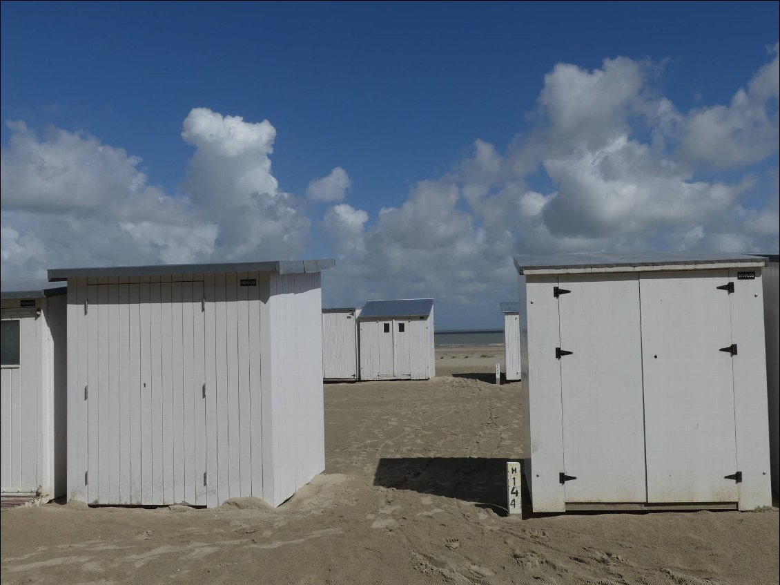 les plages ici ont un petit coté rétro super sympa, avec plein de cabanes en bois pour s'abriter du vent, de la pluie et, ah, oui, c'est vrai, du soleil!