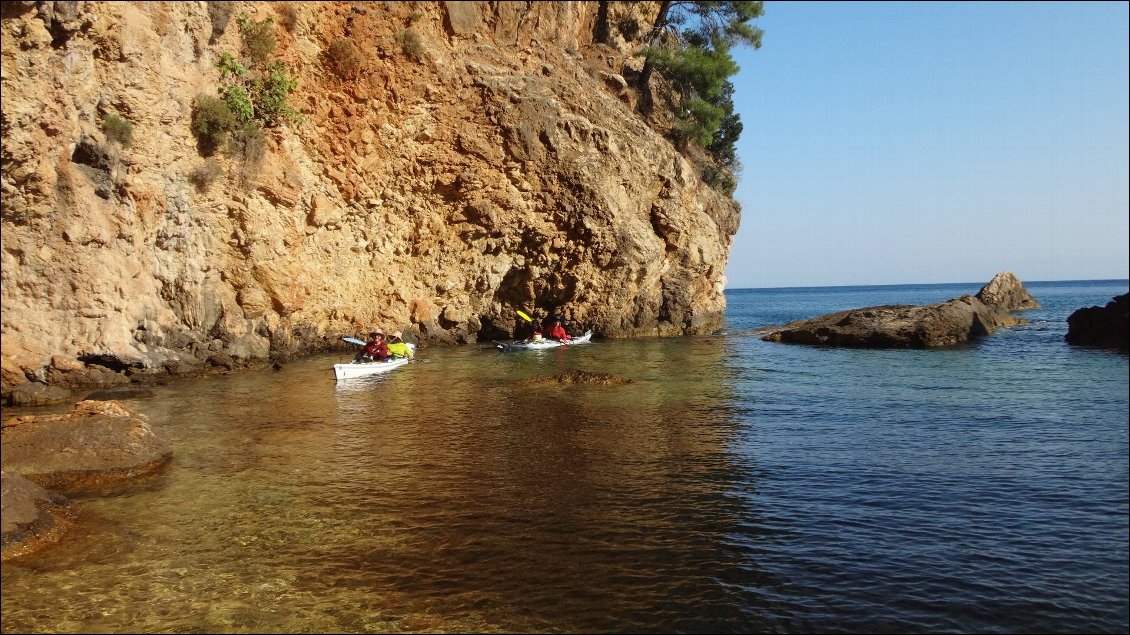 L'entrée par mer calme dans notre drôle de bivouac