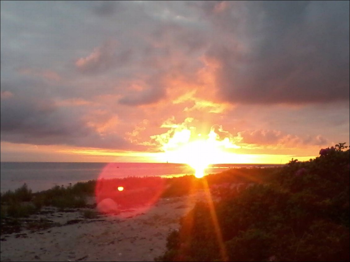 Ma dernière nuit en Suède à 10 km d'Helsingborg. Coucher de soleil à l'entrée Nord de l'Oresund. De l'autre côté je vois le château de Kronborg. Rappelez vous, Olger le danois lorgne par ici, mais personne ne s'en souci.