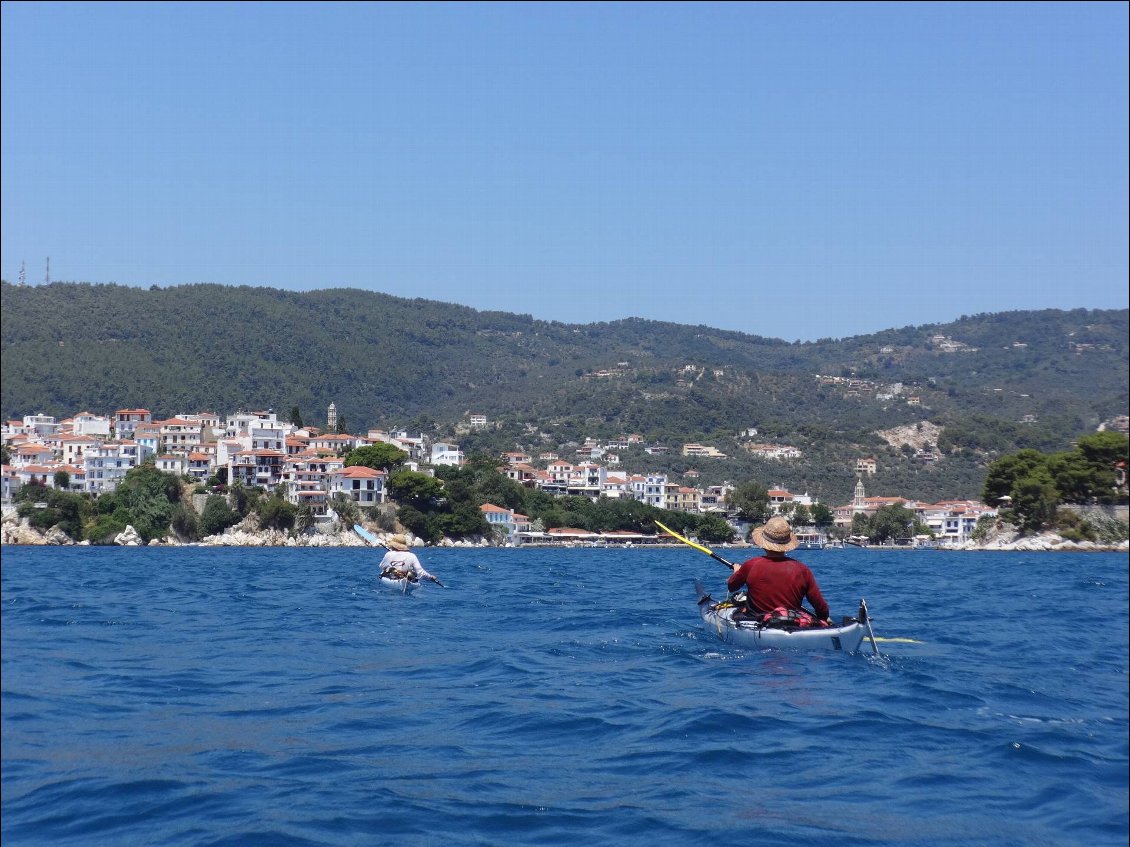 Aux abord de la ville et l'aéroport de Skiathos, côte sud de Skiathos