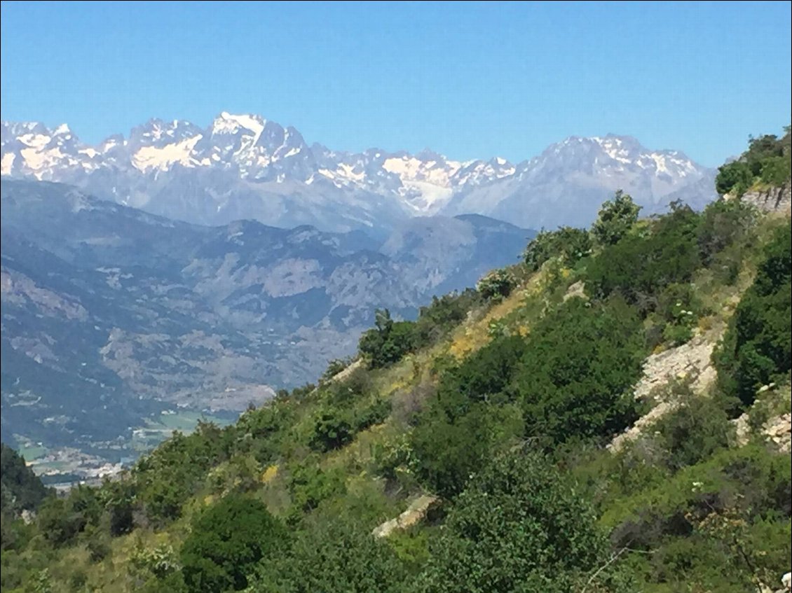 Au loin...le massif des Ecrins!