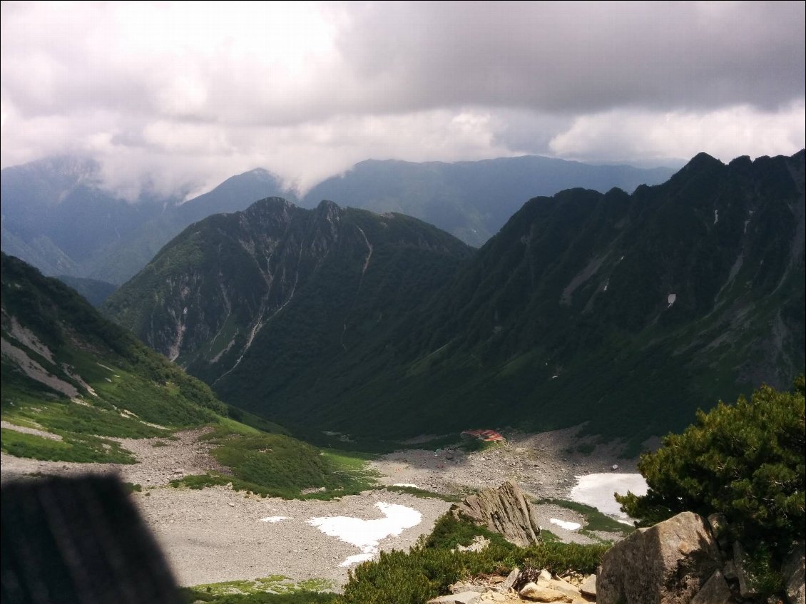 Le même refuge, de plus haut.