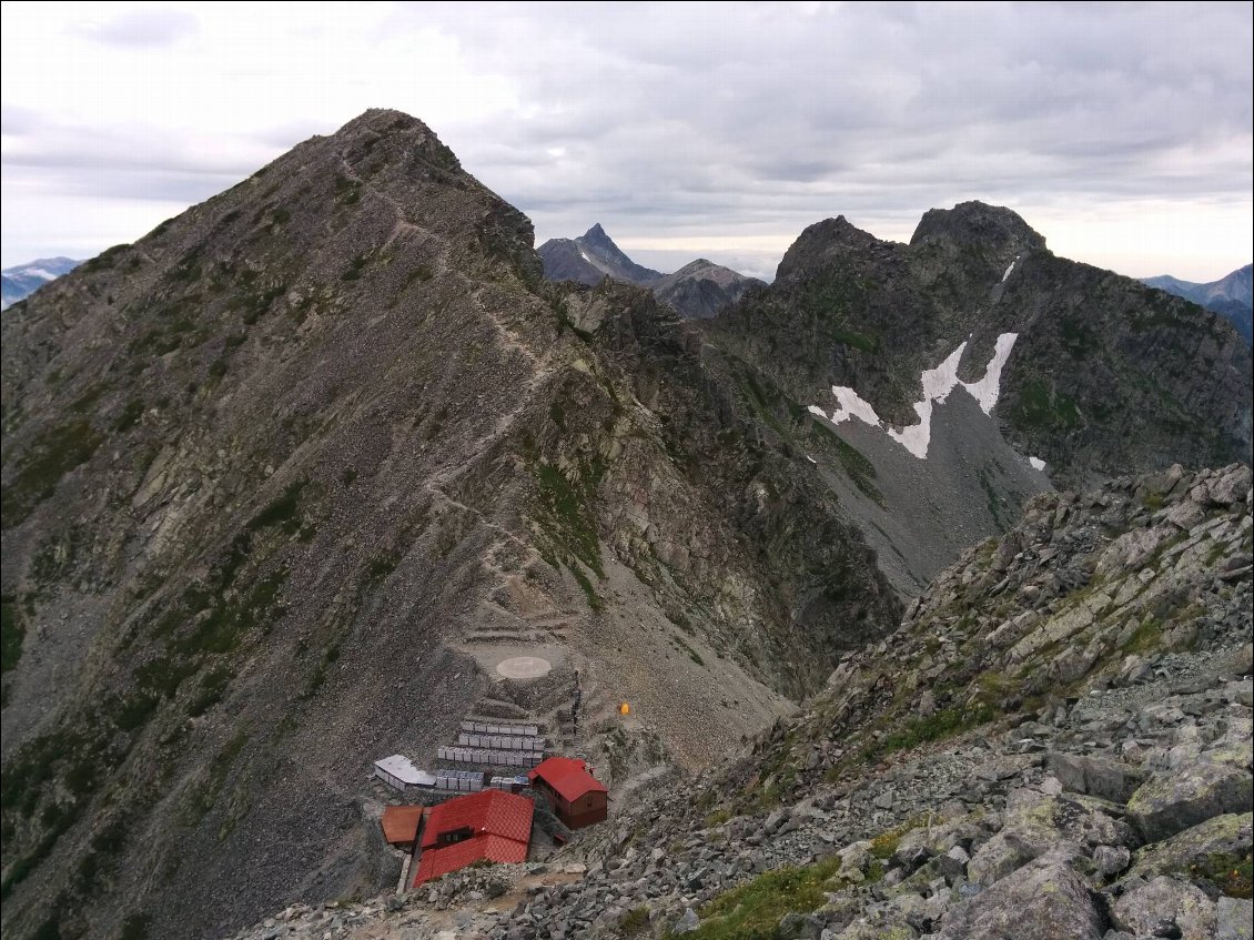 Au premier plan notre refuge, au dernier le Yarigatake