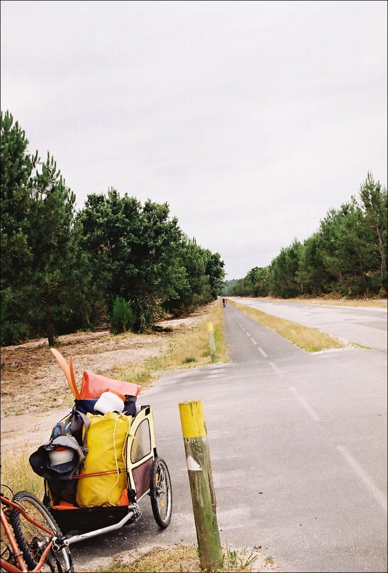 Une piste cyclable toute droite . Assez fréquentée . D' ailleurs on me rattrape.