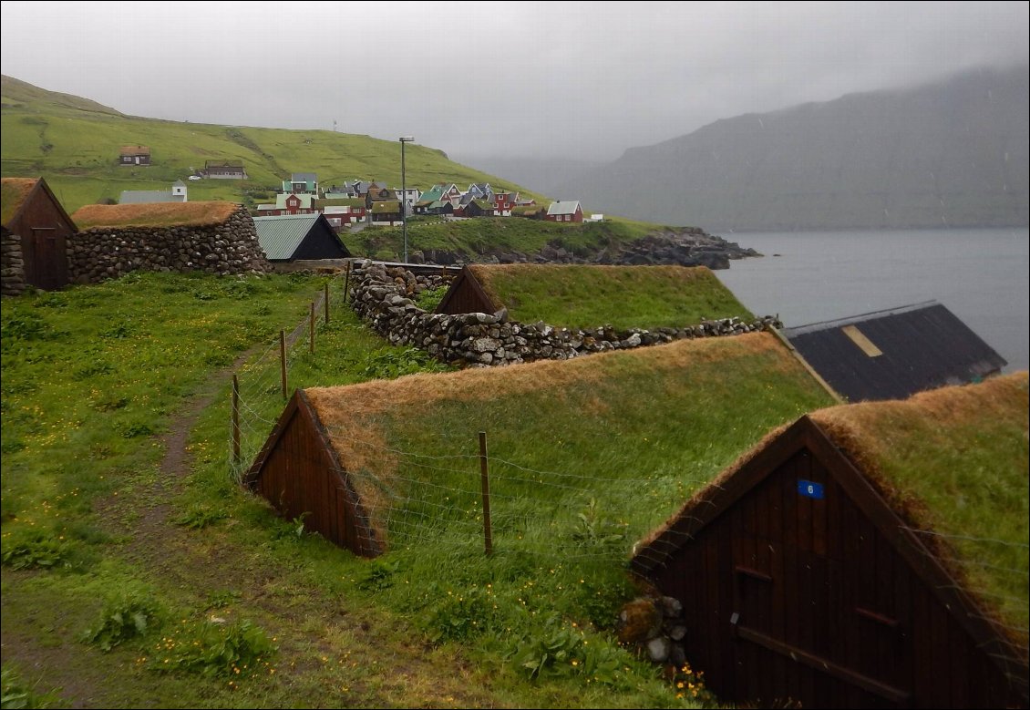 garages à bateau semi-enterrés d'Elduvik