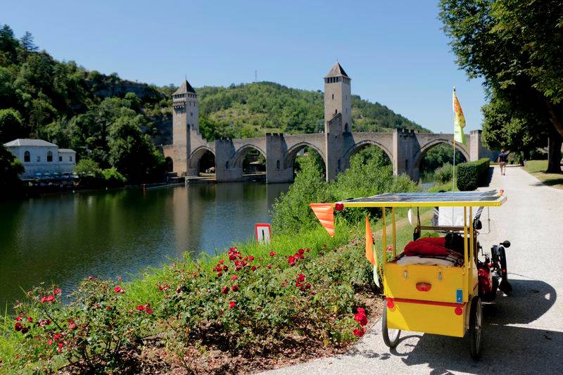 Arrivée à Cahors à 15h , alors que j'avais prévu 17/18h....Un passage par la Cathédrale et l'office du tourisme pour faire tamponner mon carnet de voyage : le crédanciale.