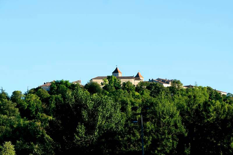  Vue l'heure , je continue ma route vers Lauzerte que j'atteindrai à 19h. et 138 kms au compteur.

Le village haut perché, j’entreprends la montée 10/12%.... visite rapide de ce beau village qui mérite le détour.
Je vais suivre les panneaux "camping" qui me font redescendre, arrivée en bas plus de panneau....  et pas de camping à l'horizon, j'ai dû louper une indication, je remonte......et je vais réduire ma vitesse dans  la descente pour être certain de ne rien louper. Me voilà arrivée en bas et à un croisement j'aperçois le fameux panneaux qui me manquait à peine visible , enfouit dans la végétation.
Je tourne dans la bonne direction et arrive devant une grille de chantier, une feuille de papier A4 écrit en petit  au stylo : "camping fermé pour travaux" ....????????????????? fermé en juillet ??