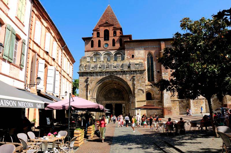 Arrivée à Moissac vers 11h, jour de marché. Direction l'abbatiale pour faire tamponner mon crédanciale. 