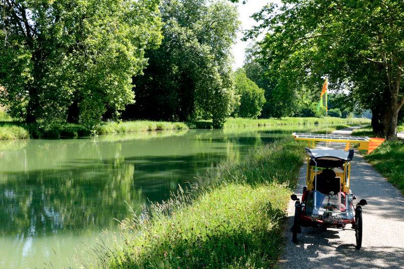  Piquenique le long du canal de la Garonne sous un soleil de plomb.

Après être reparti , je croise 2 cyclo-randonneur de la région qui m'abordent et après une discussion sur mon parcours me proposent une place de camping chez eux à Auvillar qui se trouve sur mon itinéraire.

Ils ont aménagé 3 places de camping pour des randonneurs, équipé de douches et wc. Le seul problème que j'ai dû affronter : pour l'accès une rampe sur 50m à 20% !! heureusement l'assistance électrique à bien jouer son rôle. 