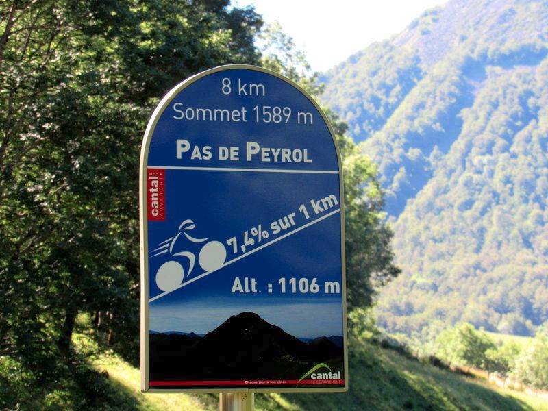 Plus je me rapproche du but plus le pourcentage de la montée augmente....les kms défiles très lentement,
je monte entre 4 et 6 kms/heure.