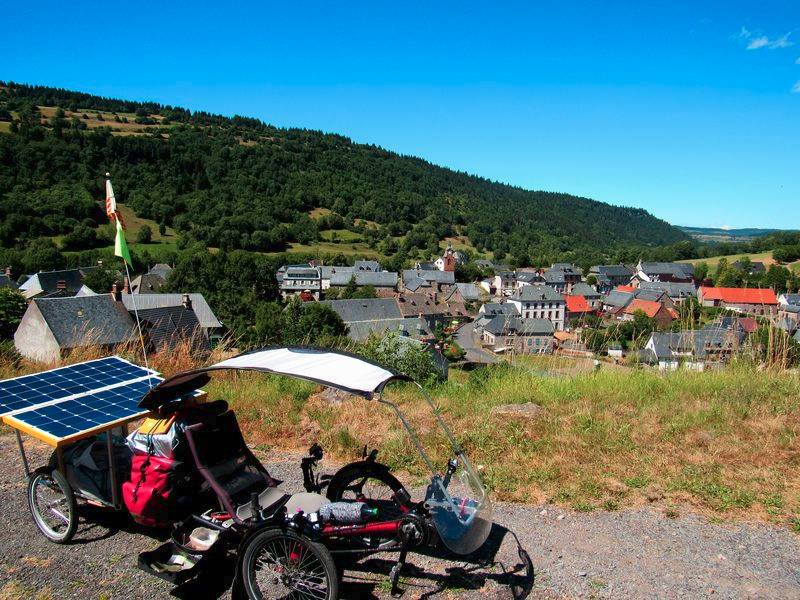 Après un arrêt au cimetière de Murat, pour le ravitaillement en eau, je reprend la montée vers le col, c'est reparti pour 7 kms de montées......
Ici : passage à Albepierre-Bredons