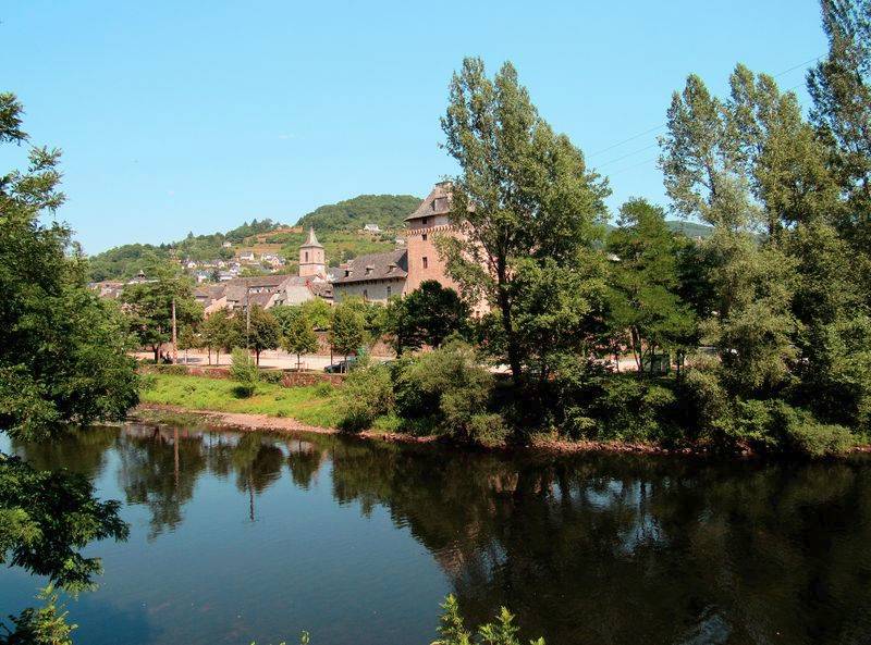 A la recherche d'un camping je continue ma route dans la vallée, une dizaine de kms plus loin après Vieillevie, enfin un camping en vue. Pas très convaincu mais je n'ai pas d'autre choix. Je suis pratiquement le seul français, uniquement que des hollandais, je n'ai rien contre eux à part que c'est la fiesta toute la nuit !! ils n'ont aucun respect des gens qui dorment. Heureusement vers 1h du matin un bon orage les oblige à rentrer. Le lendemain matin debout à 6h , à mon tour de faire du bruit, comme je n'ai personne à qui parler, j'en profite que les allées sont en gravillons, je traine bien les pieds avec mes allées/retours au sanitaire.........