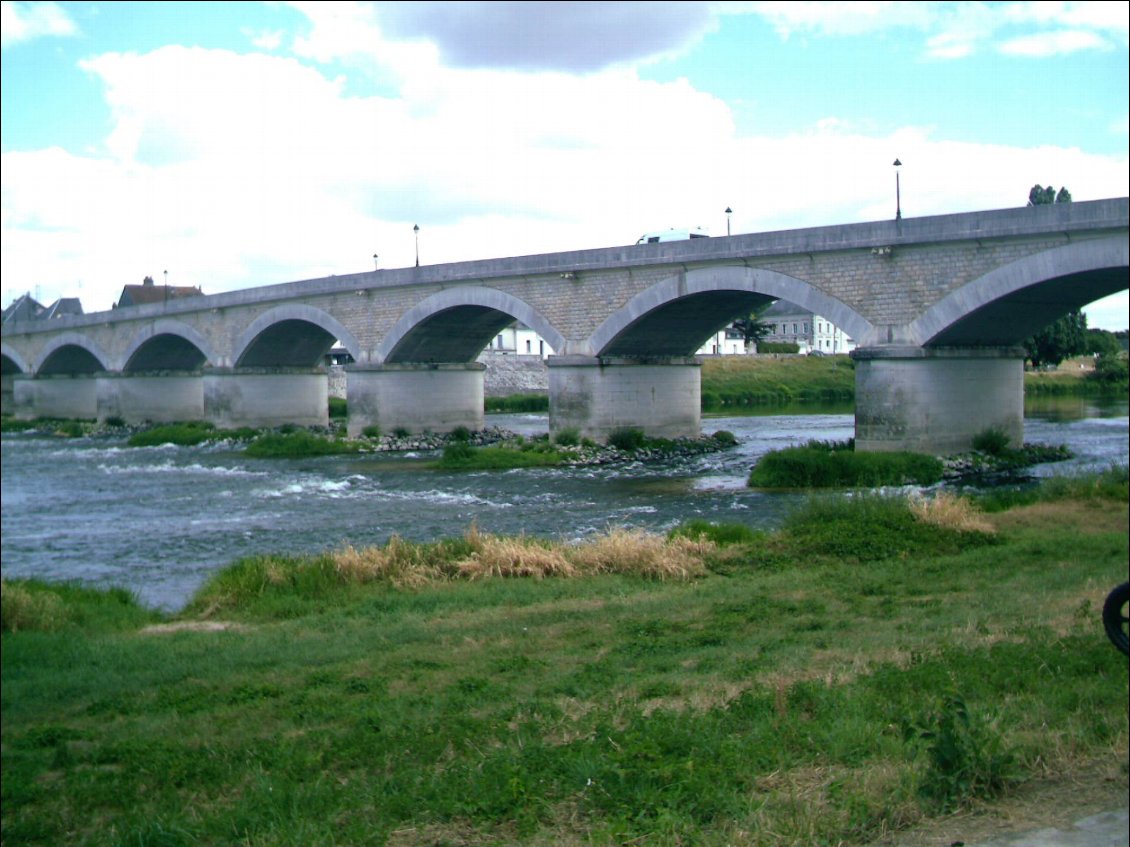 Le pont d'Amboise que nous devons emprunter pour rejoindre notre camping.