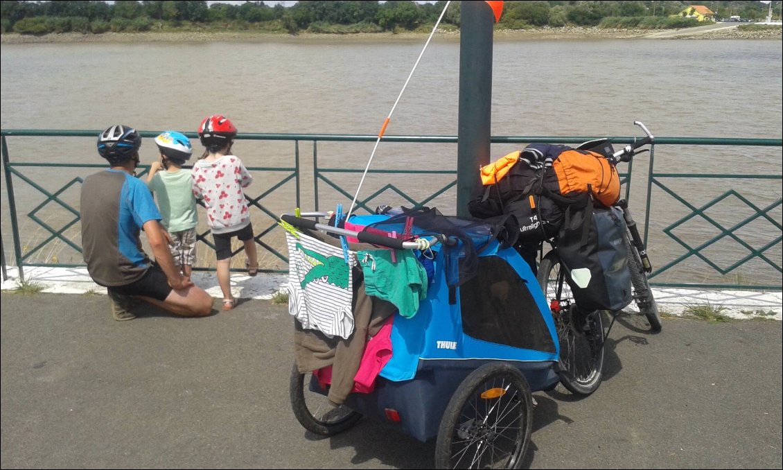 la remorque sert aussi de sèche linge... jolie pour traverser Nantes!