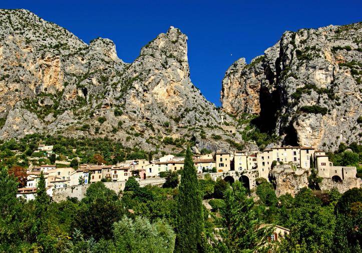 Moustiers Ste Marie again. Je me permets d'insérer cette photo qui n'est pas de nous (prise au printemps). Joli patelin!