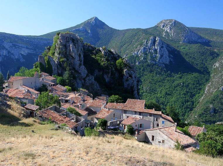 Village de rougon dans les hauteurs. Photo prise sur internet.