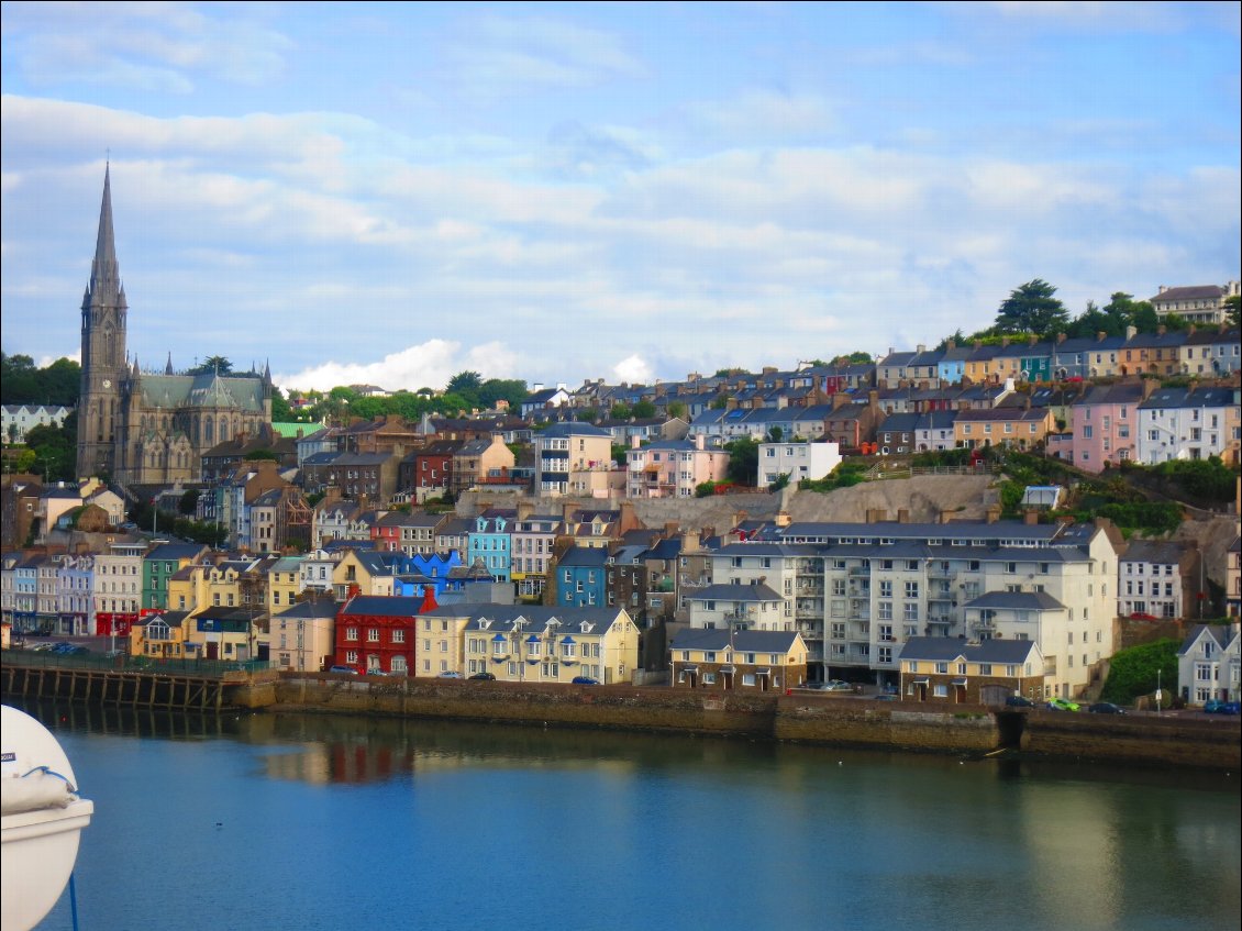 Cobh. Très coloré! Nous débarquerons sur la rive en face, à une vingtaine de kilomètre de Cork, à Rigaskiddy.