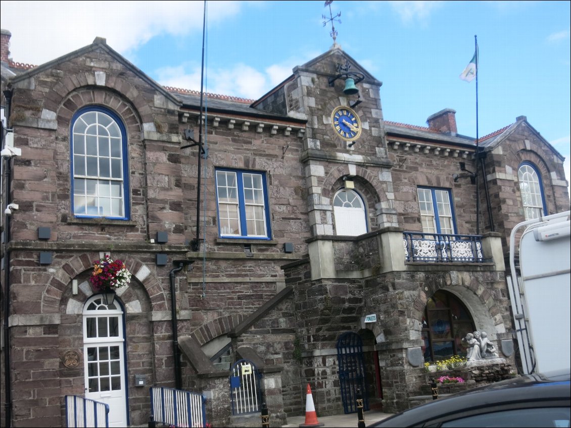 La Mairie en pierre sculptée, super belle!