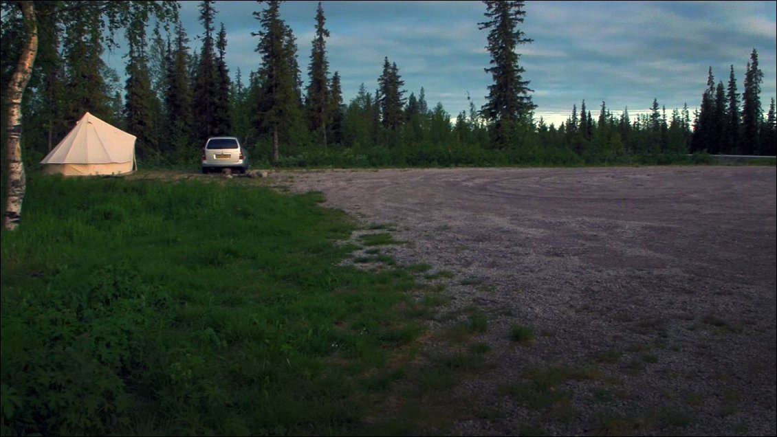 Bivouac 1.
Arrivés le dimanche, c'est le mercredi matin, à la première éclaircie, que nous avons quitté le bivouac-parking pour embarquer en canoë, qu'on avait déposé à 6 km de là, a Porjus au point de départ.
Dans ce laps de temps on s’était déjà suffisamment remis en question afin d'accepter que rien ne serait facile.
Pourquoi ce parking là, parmi tant d'autres : la rivière est à 20 mètres derrière la tente.