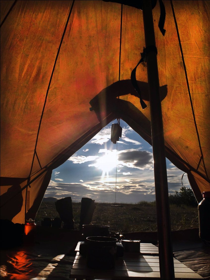 Bivouac 2. Nous n'étions, à vol d'oiseau, qu 'à 500 mètres du premier bivouac... mais, sans la voiture et après avoir navigué contre le vent 9 km et monté le camp, on se sentait enfin dans notre aventure.