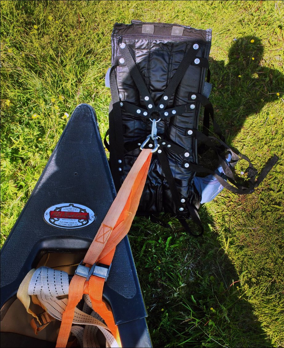 Le sac à dos avec lequel j'ai parcouru l'Afrique, transformé en claie de portage et harnais de tirage. Tous les rivets sont rivetés sur le profil en aluminium du sac et permettent une répartition idéale de la charge. fait maison, ca va de soi. 95 % fait de récupération.