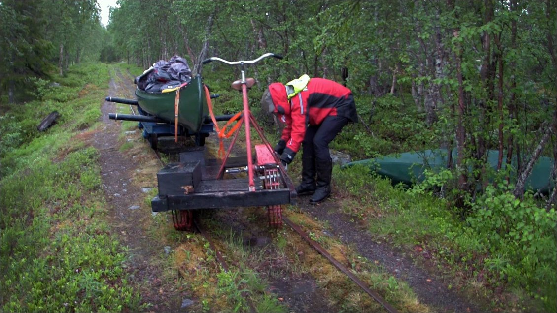 Et même sur 1 km, on a déraillé plus d'une fois !... Derrière moi, un canoë explosé qui a cravaté dans les rapides, on en parlera dans le film.