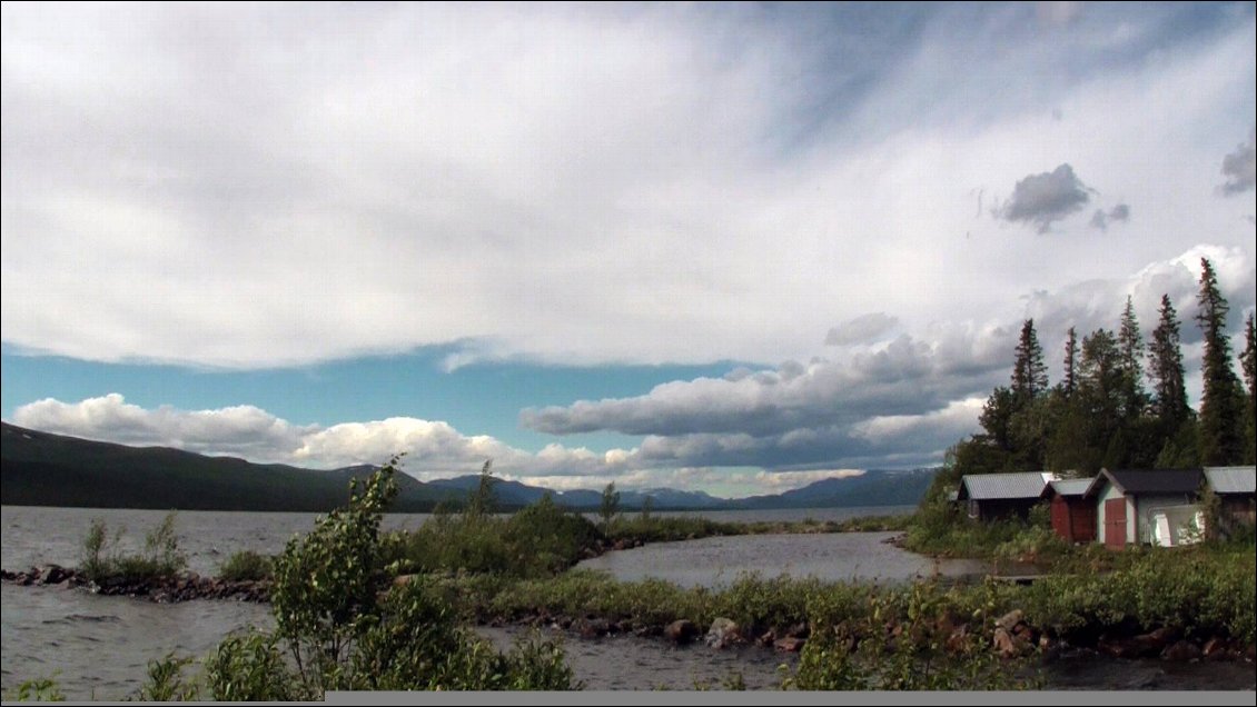 Les berges de ce lac ne sont que des rochers entassés ou des terrains complètements vaseux et pendant que la brume nous angoissait on à décidé de rejoindre le petit village qui apparaissait sur le GPS.