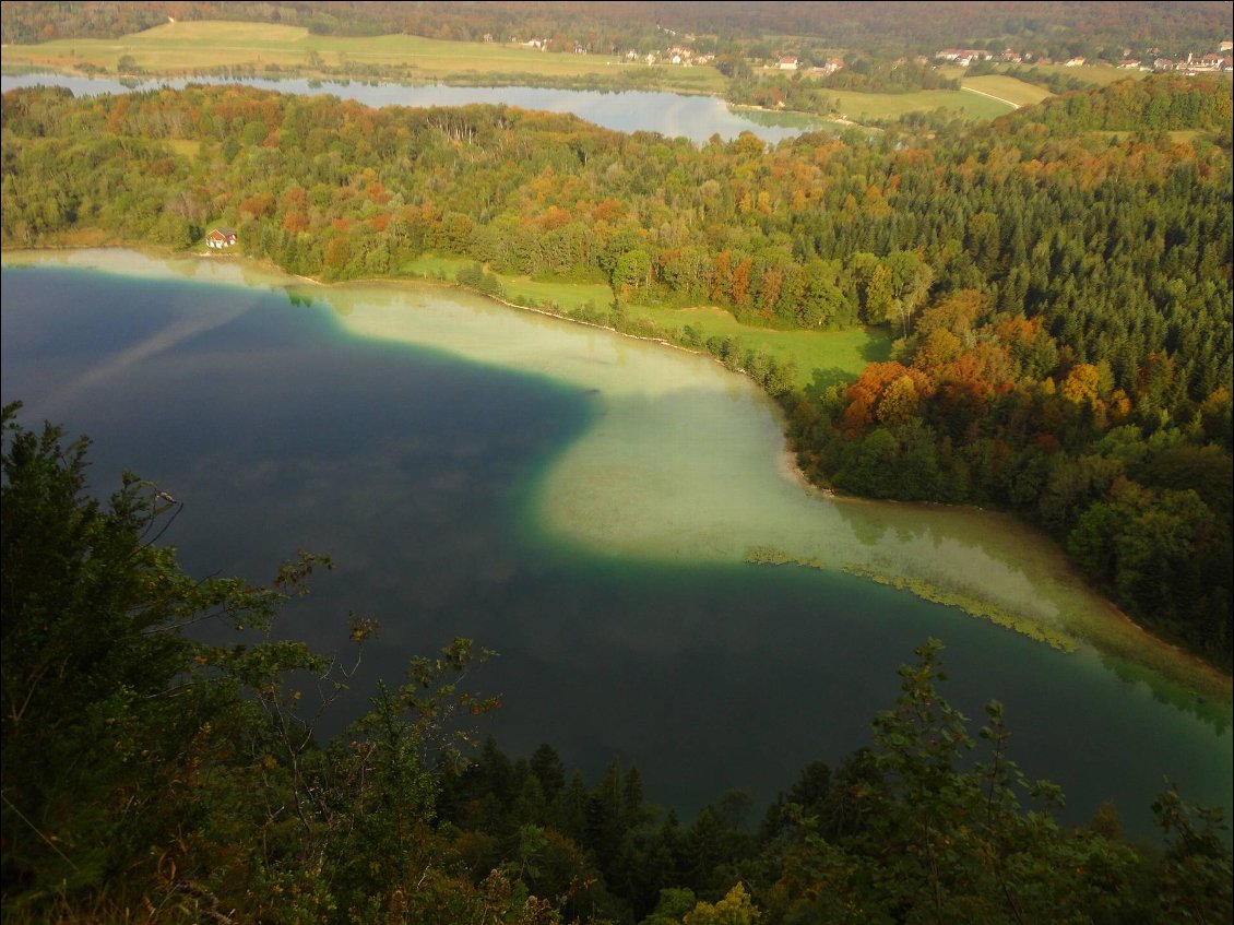  premier plan lac du grd maclu au fond lac ilay