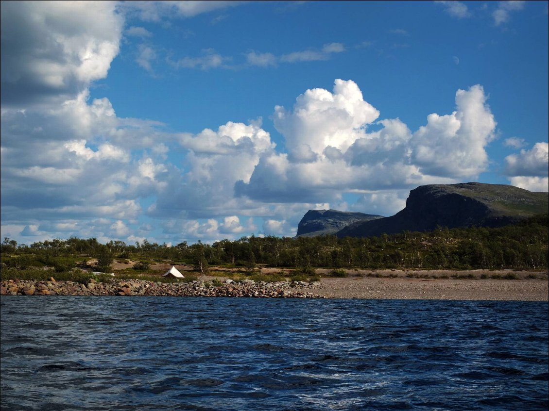 On viens de passer la journée à reconnaître le portage suivant et le vent se relève a l'arrivée.