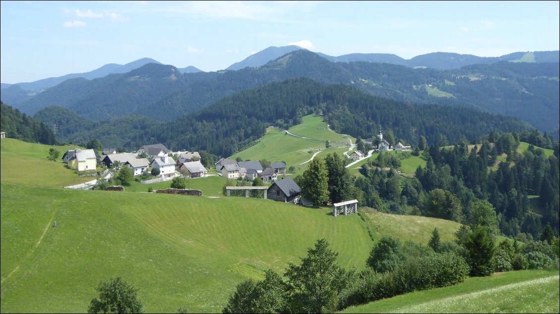 Beau paysage dans la montée au col Bohinjsko Sedlo