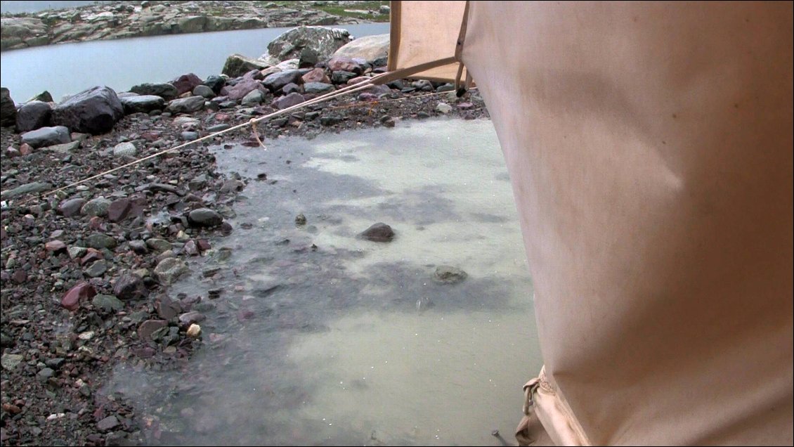 Le sol de la tente était devenu un vrai matelas à eau et les piquets se faisaient la malle !